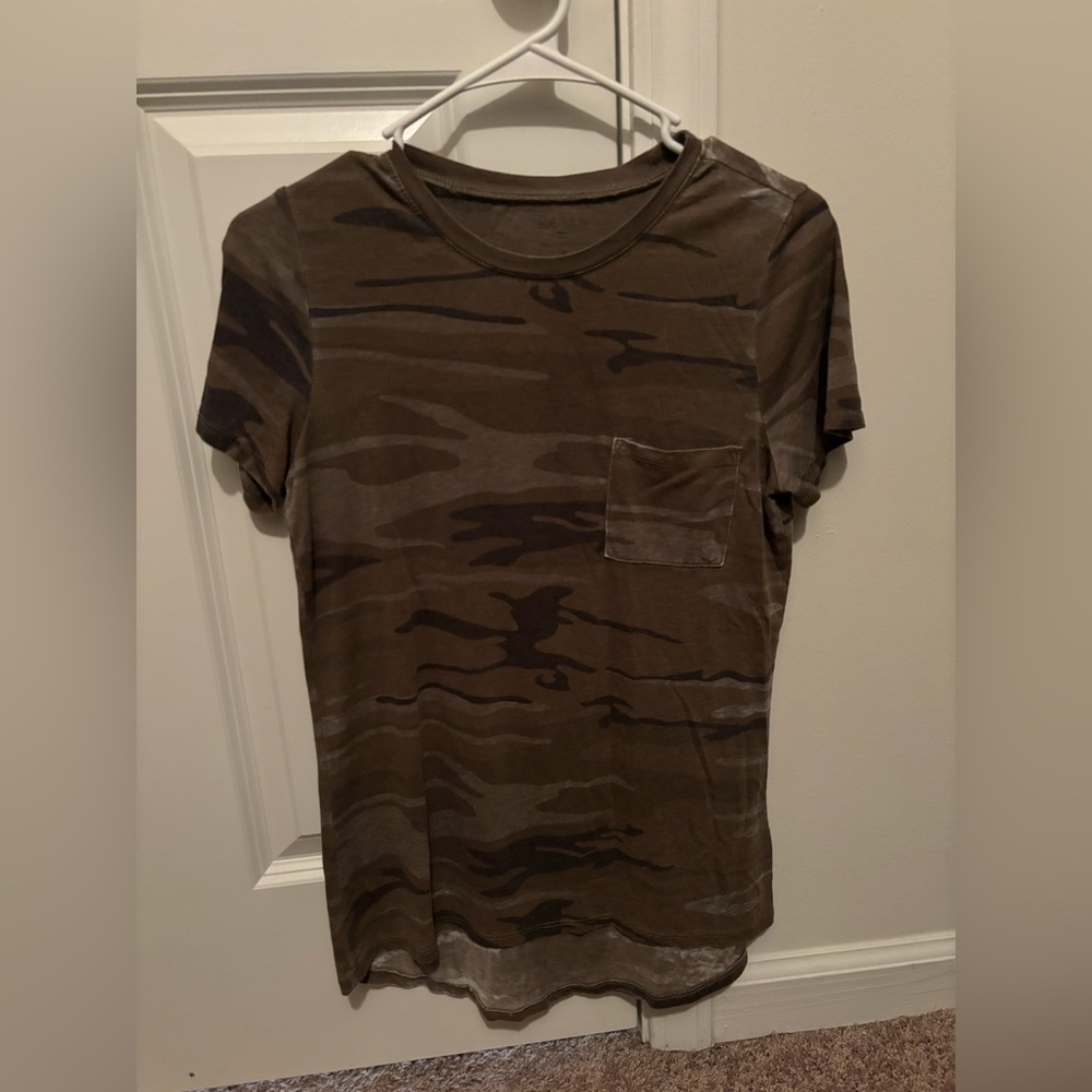 Zoe + Liv camo short sleeve top size small